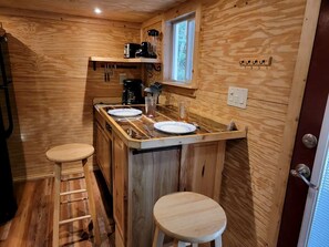 Een koelkast, een magnetron, een koffiezetapparaat/waterkoker