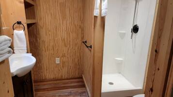 Een haardroger, handdoeken, toiletpapier