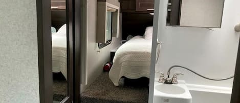 1 bedroom, bed sheets