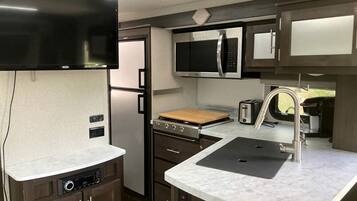 Fridge, oven, stovetop, coffee/tea maker