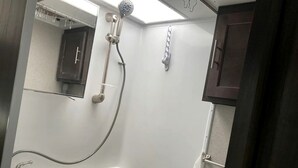 Secador de pelo, toallas y papel higiénico