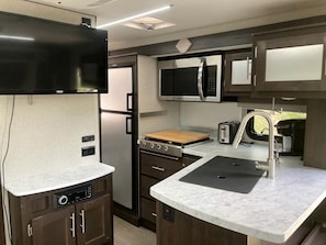 Private kitchen - Tiny Caravan Great for Couples with Landscape Views in Idaho (Saint Maries)