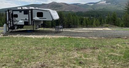Tiny Caravan Great for Couples with Landscape Views in Idaho