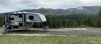 Tiny Caravan Great for Couples with Landscape Views in Idaho