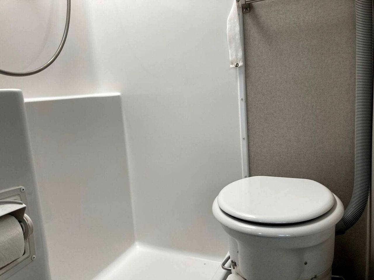 Secador de pelo, toallas y papel higiénico