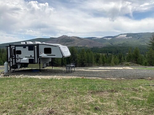 Tiny Caravan Great for Couples with Landscape Views in Idaho