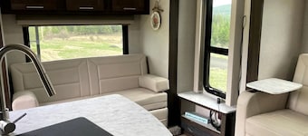 Tiny Caravan Great for Couples with Landscape Views in Idaho