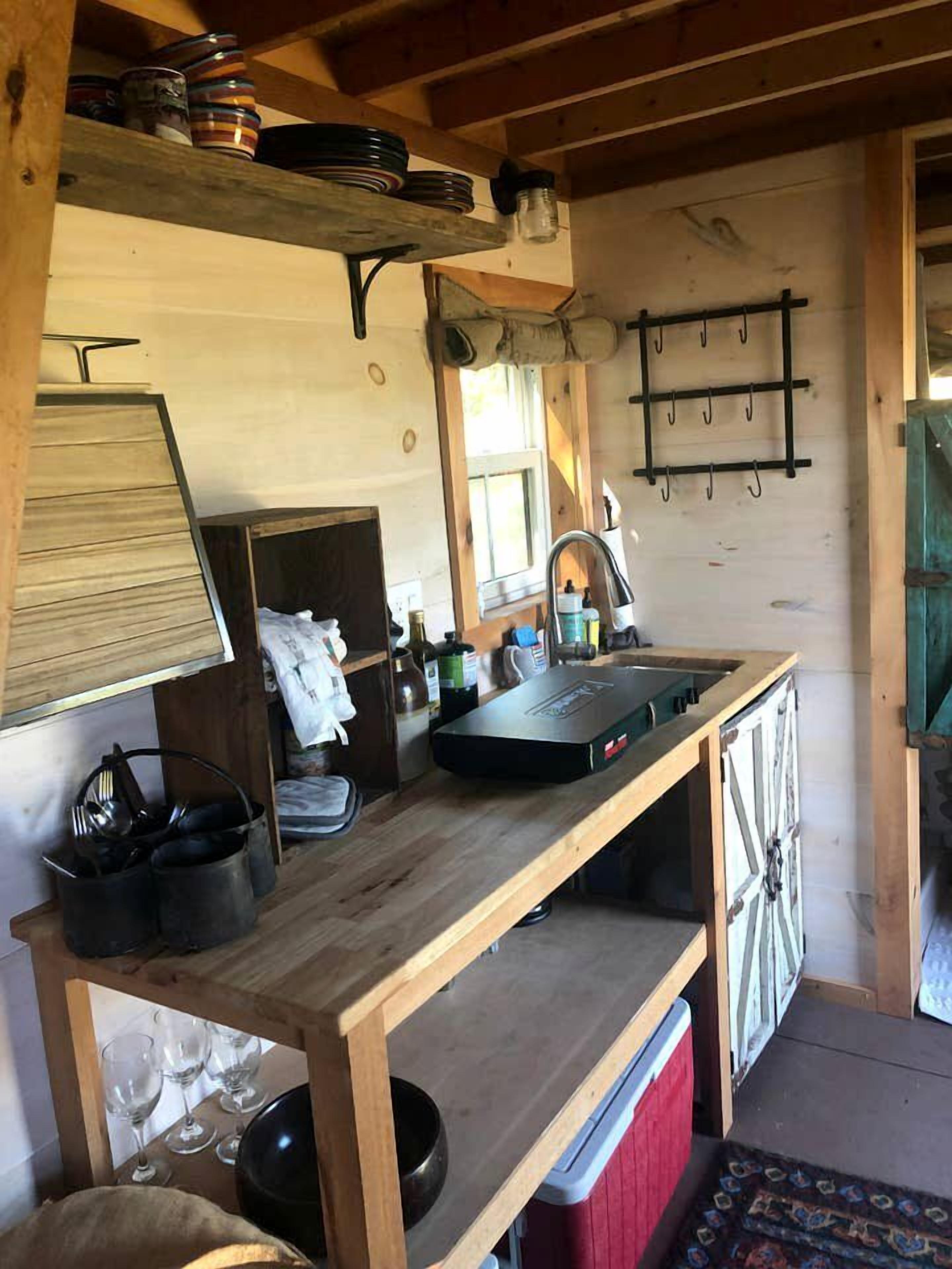 Electric kettle, cookware/dishes/utensils, dining tables