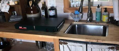 Electric kettle, cookware/dishes/utensils, dining tables