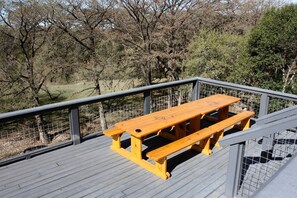 Outdoor dining - Gorgeous Medina River Cabin with a Spacious Deck Ideal for Vacations in Texas (Bandera)