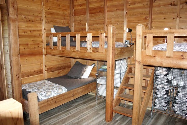 3 bedrooms, desk, iron/ironing board, WiFi