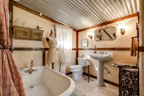 Jetted bath, hair dryer, towels