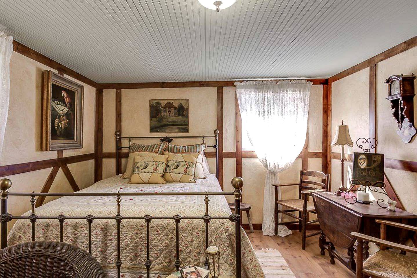 Intimate Bandera Cabin Rental For A Romantic Hill Country Getaway - Bandera, TX