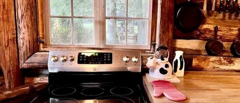 Cafetera y tetera, refrigerador, horno y parrilla de estufa
