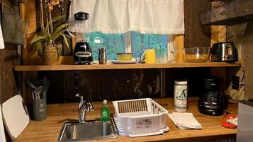 Fridge, coffee/tea maker, toaster, blender