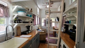 Coffee/tea maker, fridge, cookware/dishes/utensils - Georgia Glamping Escape for Two in this Lovely Tiny House in Suches (Suches)