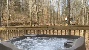 Outdoor spa tub - Georgia Glamping Escape for Two in this Lovely Tiny House in Suches (Suches)