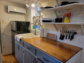 Wasserkocher mit Kaffee-/Teezubehör, Kühlschrank