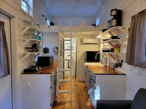 冷蔵庫、コーヒー / ティーメーカー、調理器具と食器