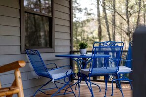 Outdoor dining - Charming Cabin Nestled in the Forest near the Toccoa River in Suches, Georgia (Suches)