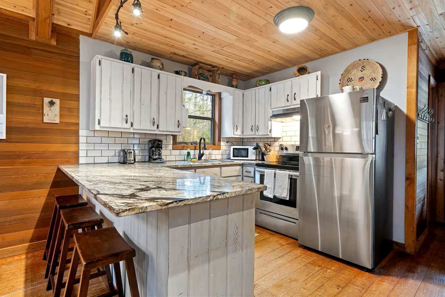 Køleskab, mikrobølgeovn, kogeplade, kaffe-/temaskine