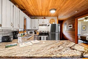 Kjøleskap, mikrobølgeovn, kokeplater og kaffetrakter/tekoker