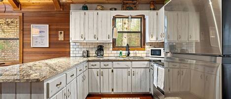 Kjøleskap, mikrobølgeovn, kokeplater og kaffetrakter/tekoker