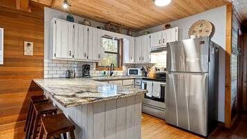 Kühlschrank, Mikrowelle, Herdplatte, Wasserkocher mit Kaffee-/Teezubehör