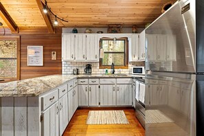 Kühlschrank, Mikrowelle, Herdplatte, Wasserkocher mit Kaffee-/Teezubehör