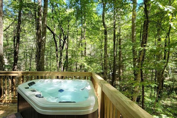 Outdoor spa tub - Amazing Pet-Friendly Tiny House Rental with Hot Tub in the Chattahoochee National Forest, Georgia (Suches)