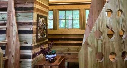 Charming Tree House with a Hot Tub in Chattahoochee National Forest, Georgia