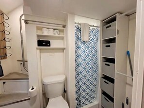 Hair dryer, towels, toilet paper - Gorgeous Georgia Glamping Rental for Two in the Chattahoochee National Forest (Suches)