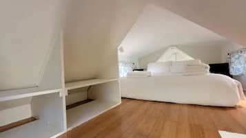 1 bedroom, desk, WiFi, bed sheets