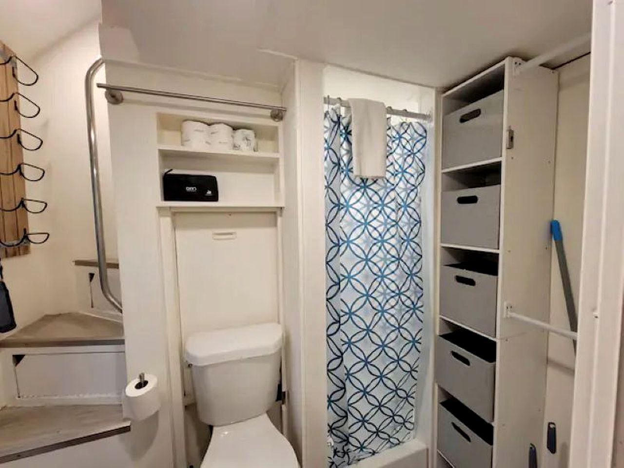 Een haardroger, handdoeken, toiletpapier