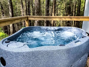 Outdoor spa tub - Gorgeous Georgia Glamping Rental for Two in the Chattahoochee National Forest (Suches)
