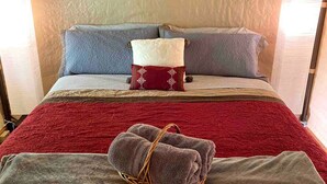 1 bedroom, WiFi, bed sheets - Luxurious Tent for a Romantic Getaway in Mountain View Village, Hawaii (Volcano)