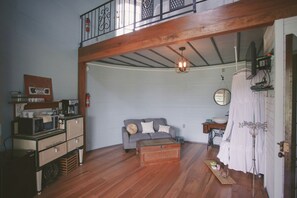 TV - Converted Grain Silo for Unique Glamping Accommodation in Alvin, Illinois (Alvin)