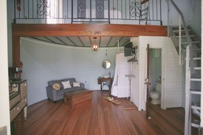 TV - Converted Grain Silo for Unique Glamping Accommodation in Alvin, Illinois (Alvin)