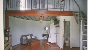 TV - Converted Grain Silo for Unique Glamping Accommodation in Alvin, Illinois (Alvin)