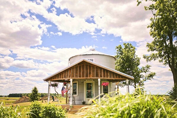 Unclassified image, 1 of 20, button - Converted Grain Silo for Unique Glamping Accommodation in Alvin, Illinois (Alvin)