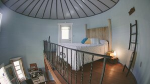 1 bedroom, WiFi, bed sheets - Converted Grain Silo for Unique Glamping Accommodation in Alvin, Illinois (Alvin)
