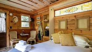 1 bedroom, WiFi, bed sheets - Wonderful Tree House Getaway on the Toccoa River, for Glamping in Suches, Georgia (Suches)