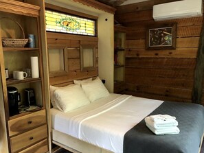 1 bedroom, WiFi, bed sheets - Wonderful Tree House Getaway on the Toccoa River, for Glamping in Suches, Georgia (Suches)