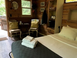 Room - Wonderful Tree House Getaway on the Toccoa River, for Glamping in Suches, Georgia (Suches)