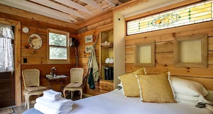 Wonderful Tree House Getaway on the Toccoa River, for Glamping in Suches, Georgia