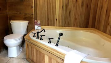 Bañera de hidromasaje, toallas y papel higiénico