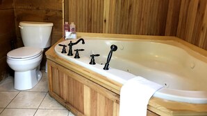 Towels, toilet paper - Wonderful Tree House Getaway on the Toccoa River, for Glamping in Suches, Georgia (Suches)