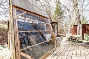 Outdoor dining - Off-Grid Experience in Cozy Mini A-Frame in Picturesque Tennessee (Grandview)