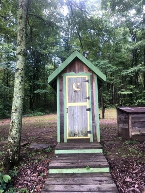 Property grounds - Amazing Tiny House Rental for Unique Romantic Getaways in Tennessee (Grandview)