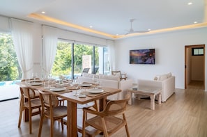 Villa, Terrasse, Meerblick | Essbereich im Zimmer